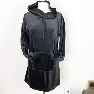 𝅺Tahari black sleep ware velour pullover